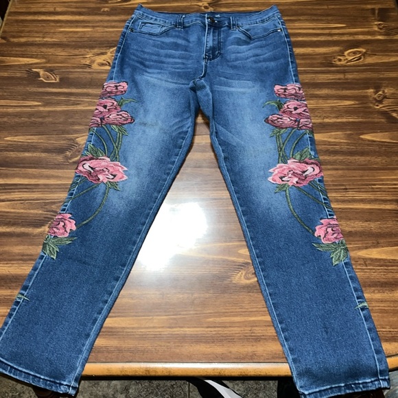 DG2 by Diane Gilman Jeans Dg2 By Diane Gilman Rose Embroidered
